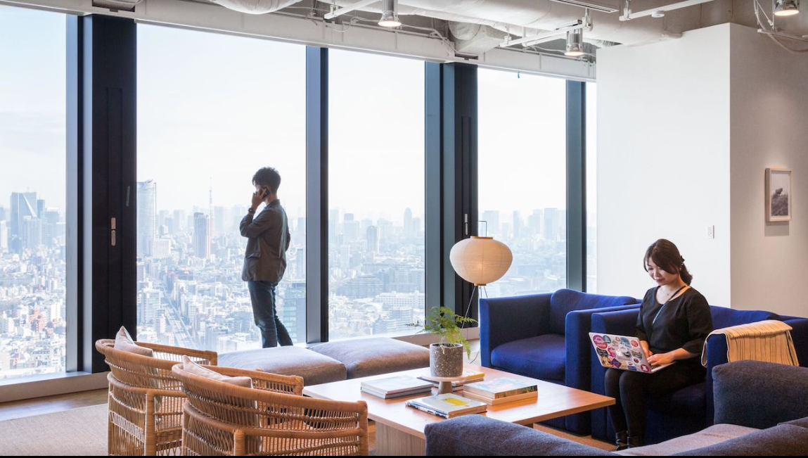 i-SHOT株式会社オフィス風景 - モダンなミーティングルームとコラボレーションエリア